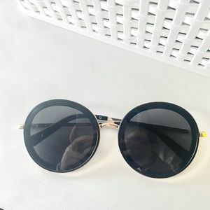 Black round sunglasses